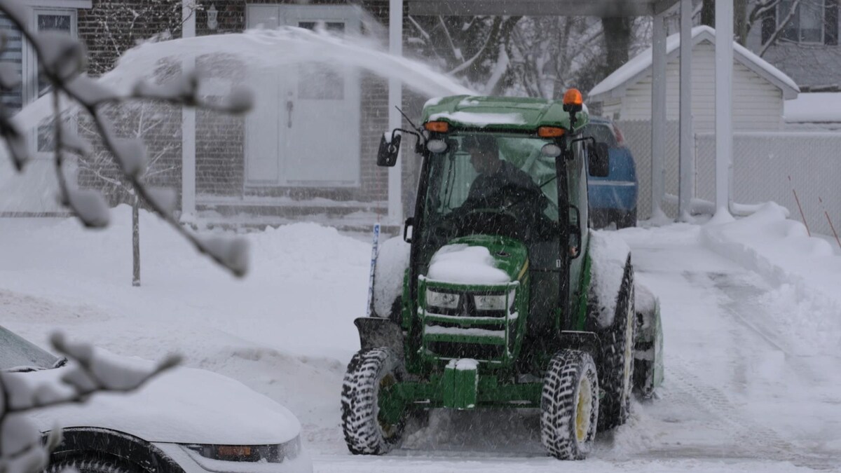 Un tracteur de déneigement en action dans les rues de Boucherville.