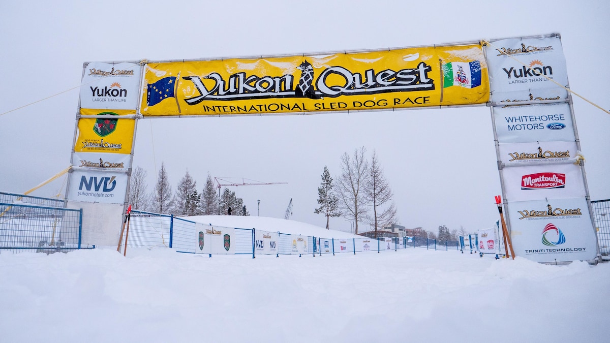 La ligne de départ de la Yukon Quest à Whitehorse est entourée de neige