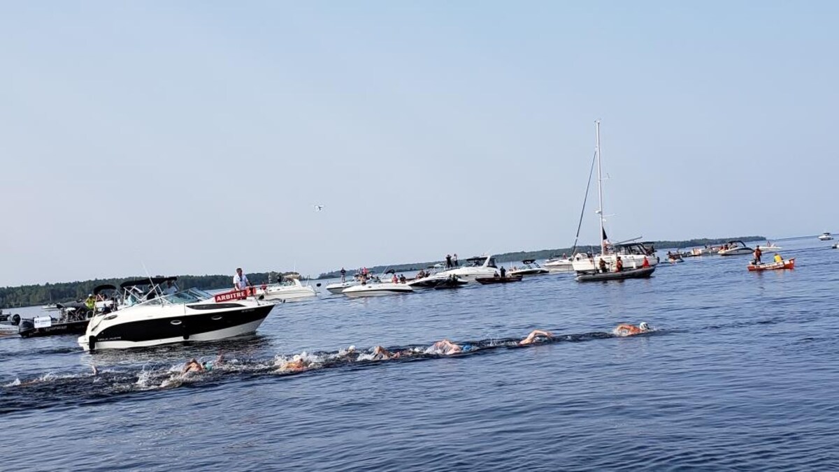 On voit les nageurs amorcer leur traversée avec les bateaux qui les accompagnent. 