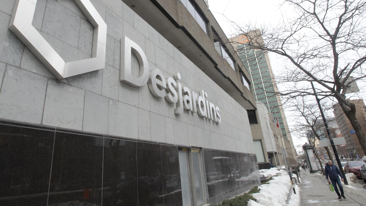 Une enseigne du Mouvement Desjardins, l'hiver, &agrave; Montr&eacute;al.
