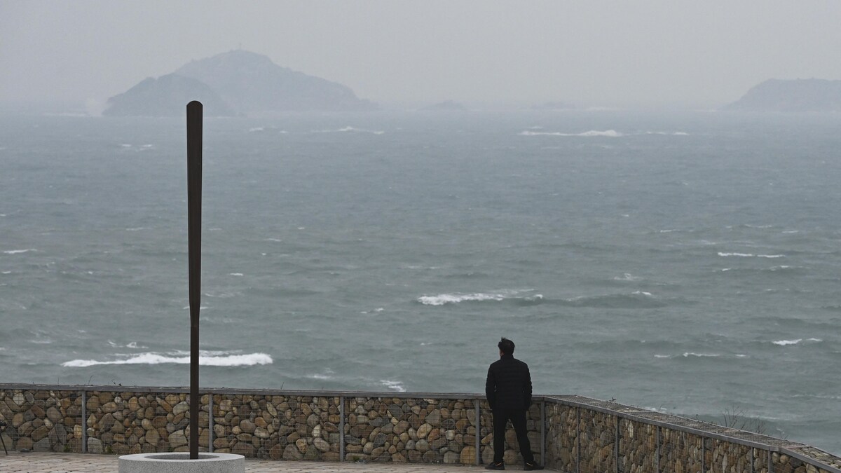 Un homme regarde au loin dans le d&eacute;troit de Ta&iuml;wan, &agrave; partir d'un point d'observation de l'&icirc;le de Pingtan, dans la province du Fujian.