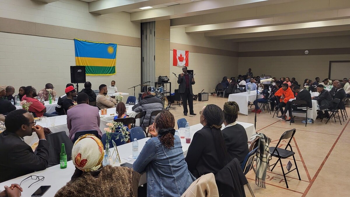 Des membres de la communauté rwandaise de Regina lors d'une rencontre.