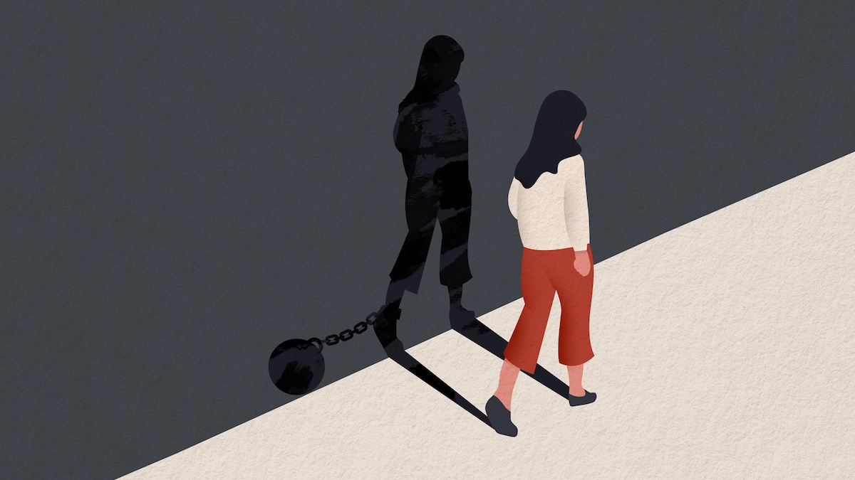 L'illustration montre une femme marchant. Sur le mur, son ombre montre qu'elle a un boulet invisible au pied.
