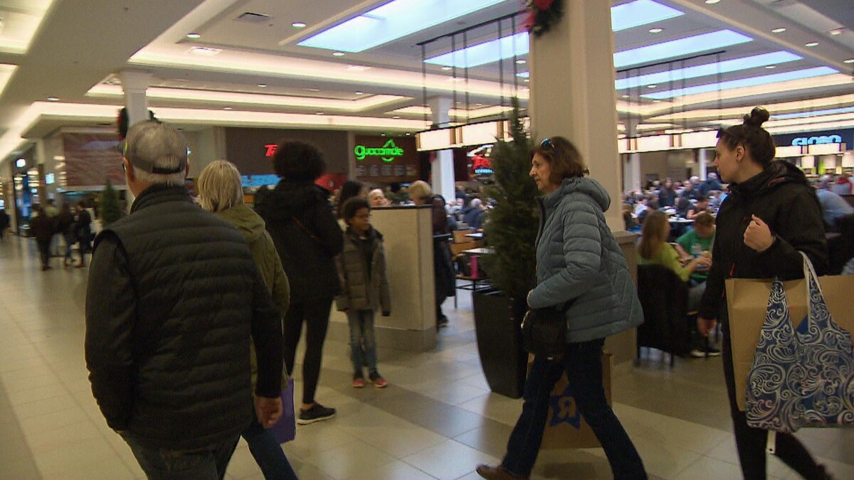 Une foule dans un centre commercial.