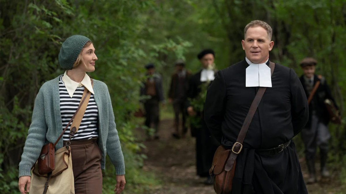 Mylène Mackay et Alexandre Goyette en habits d'époque pour un film.