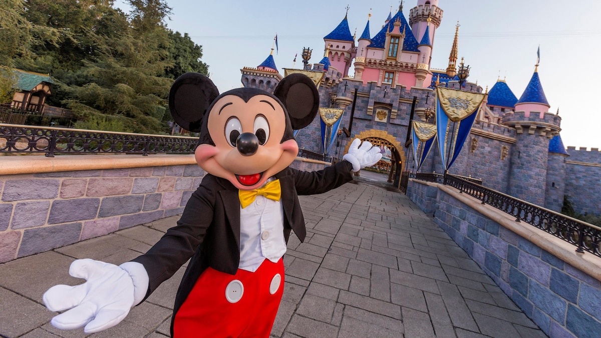 Mickey Mouse prend la pose devant le château de Cendrillon.
