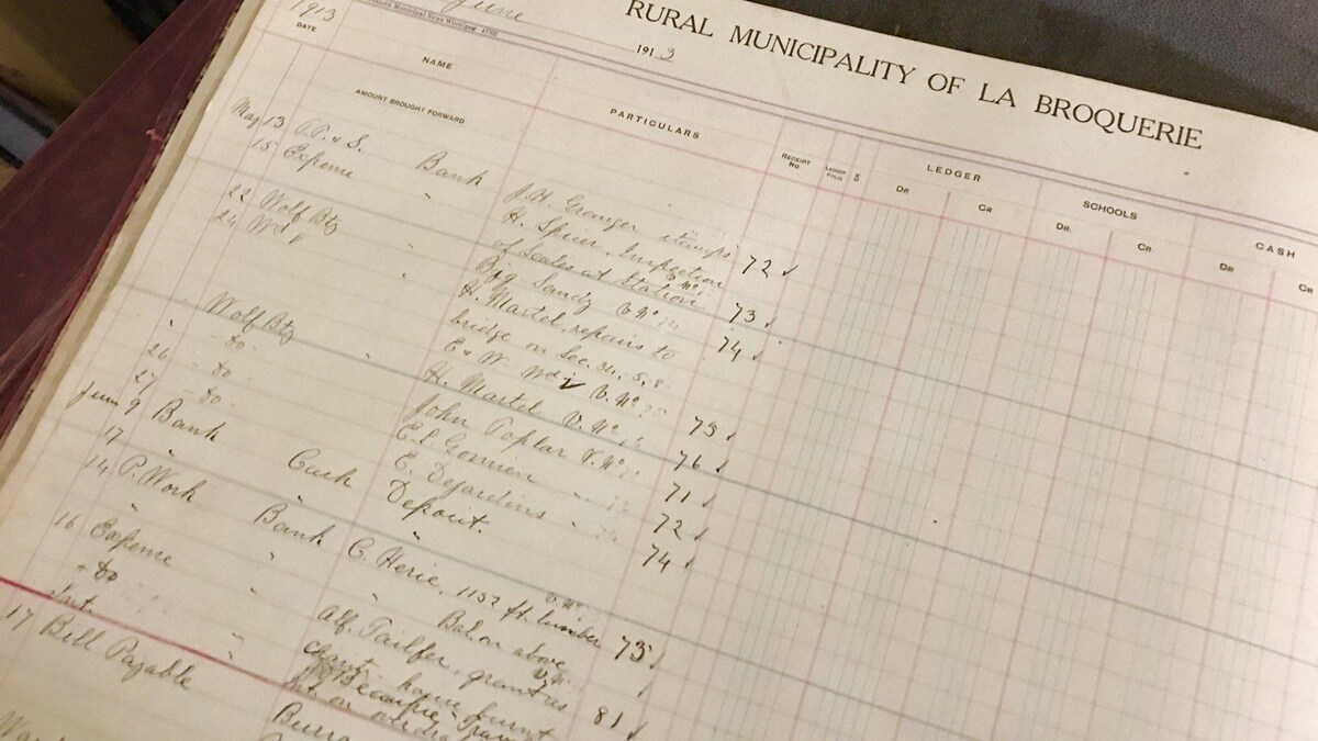 Découverte de documents historiques à La Broquerie. Le reportage de