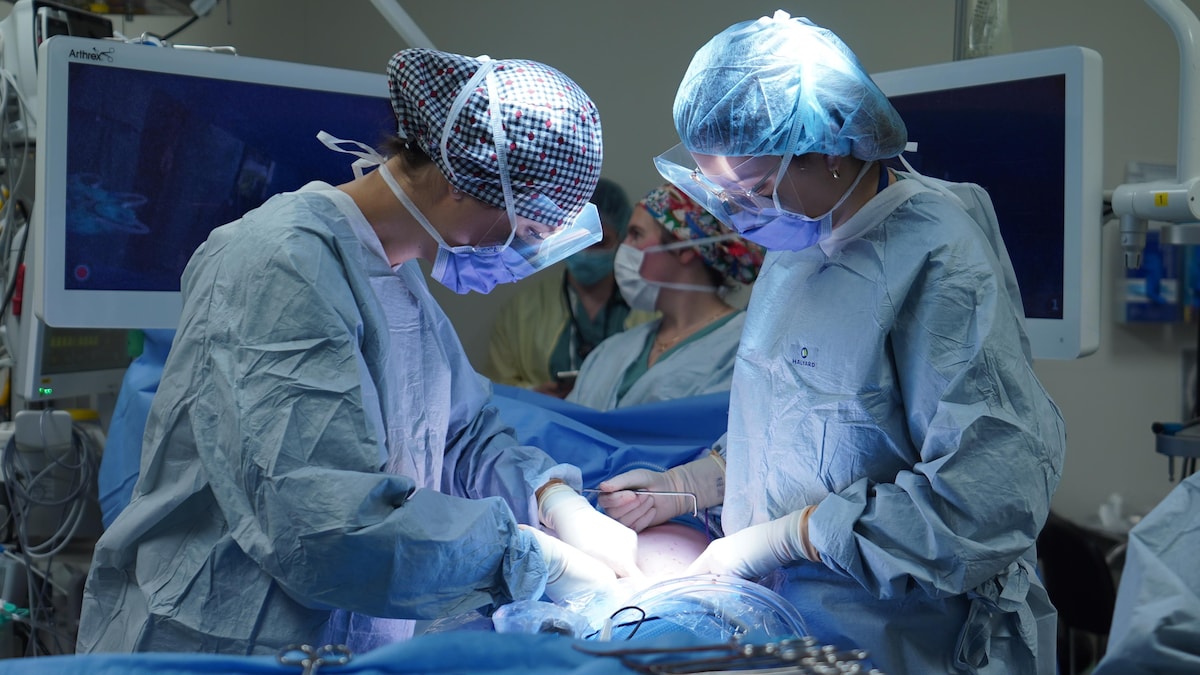 Des médecins réalisent une opération chirurgicale.