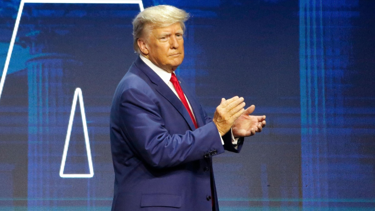 Donald Trump applaudit sur la scène de la NRA