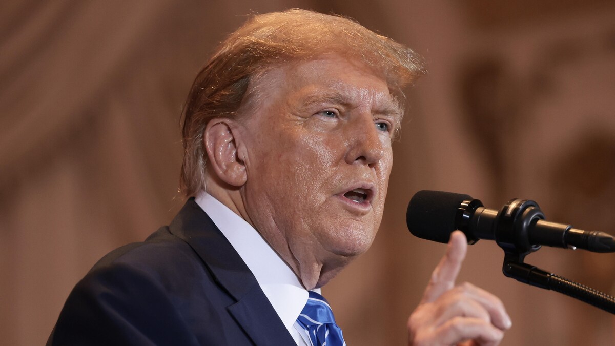 Le candidat Donald Trump fait un discours devant ses sympathisants dans la salle de bal de sa résidence à Mar-a-Lago.