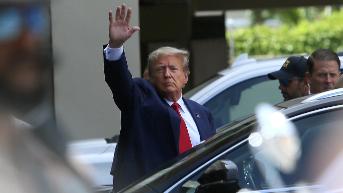 Donald Trump lève un bras en l'air.