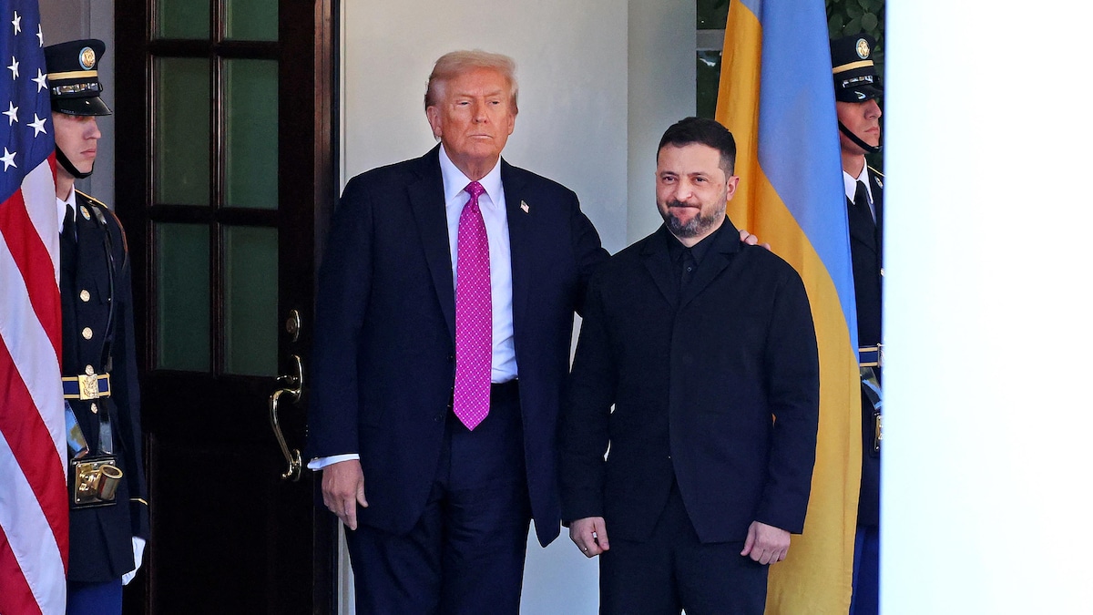 Donald Trump met une main sur l'épaule de Volodymyr Zelensky.