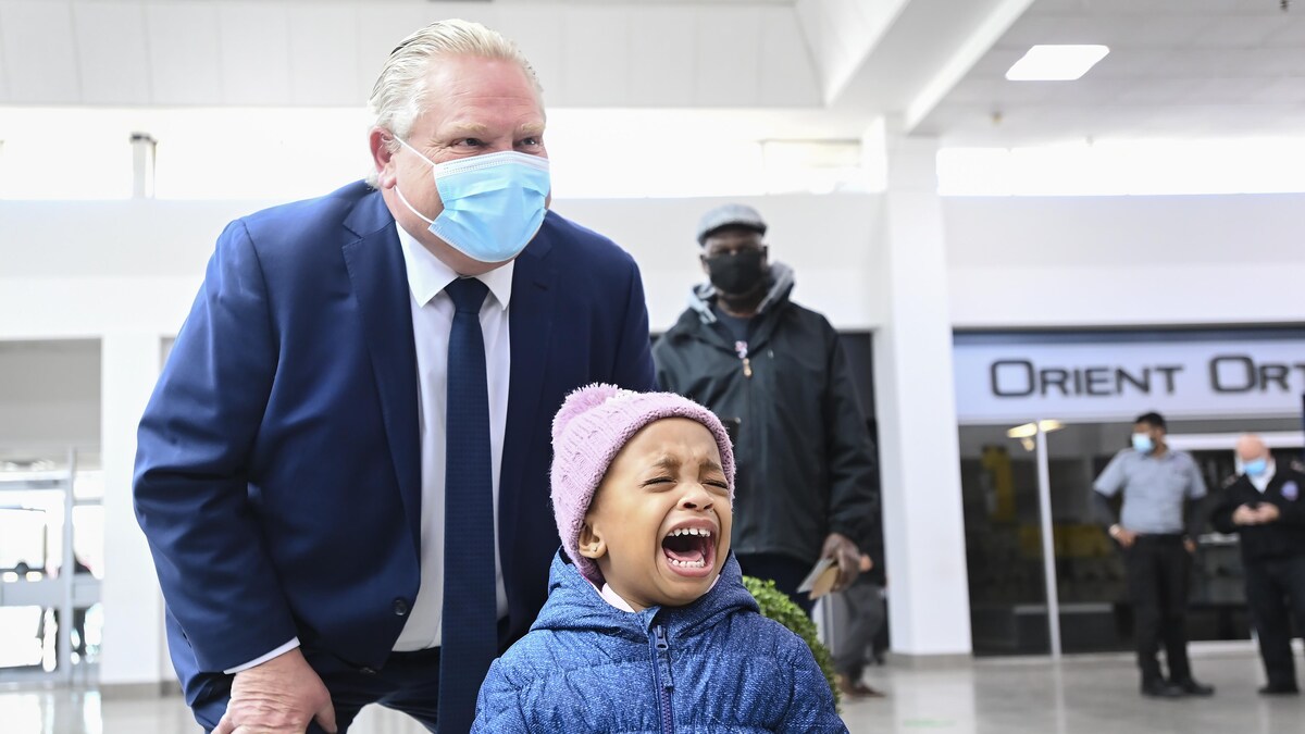 Sanaa-Marie Best, deux ans, pleure alors que le premier ministre de l'Ontario, Doug Ford, pose pour une photo lors d'une visite du centre de services de santé communautaire de Wellfort à Mississauga.