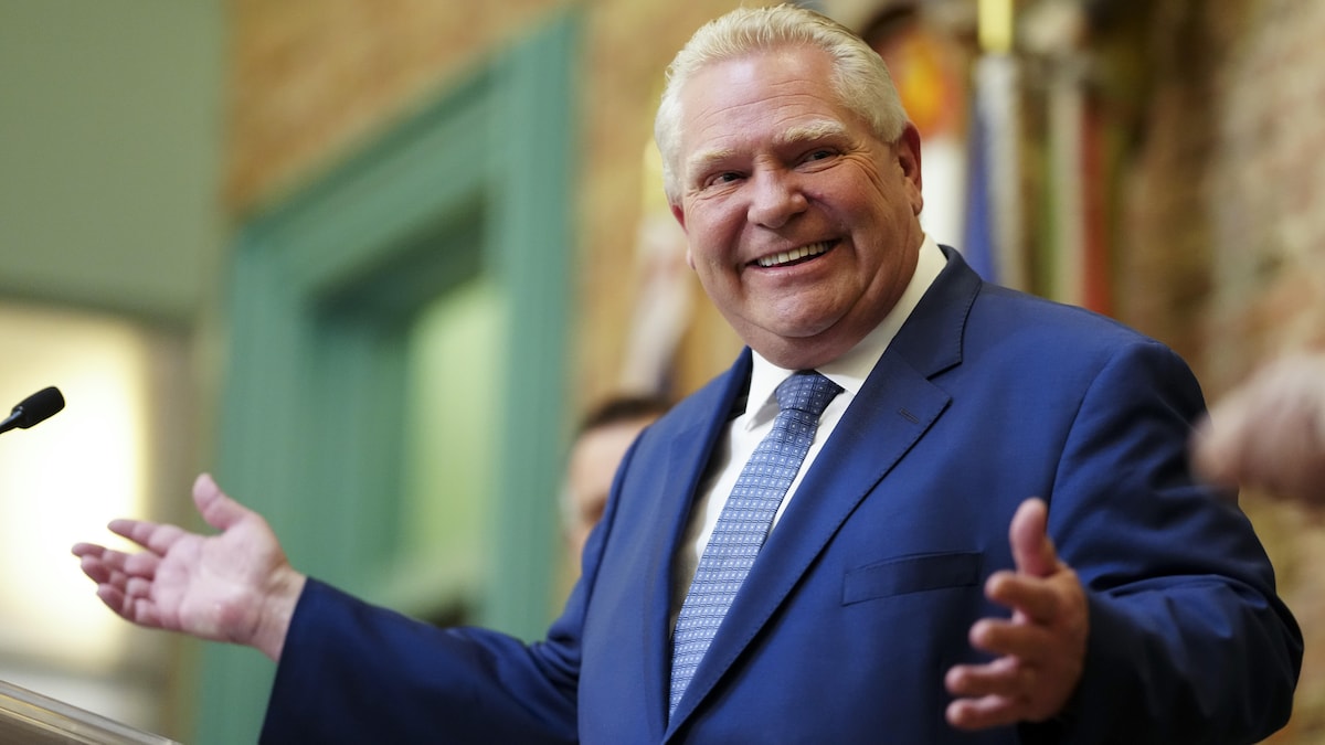 Le premier ministre ontarien, Doug Ford, tout sourire lors d'une conférence de presse à Ottawa, le 29 avril 2024. 