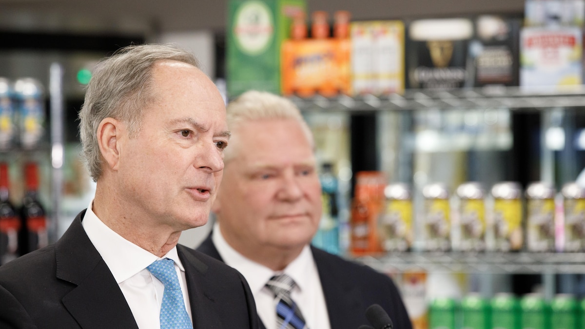 Peter Bethlenfalvy, au premier plan, et le premier ministre Doug Ford, derrière lui lors d'une annonce.