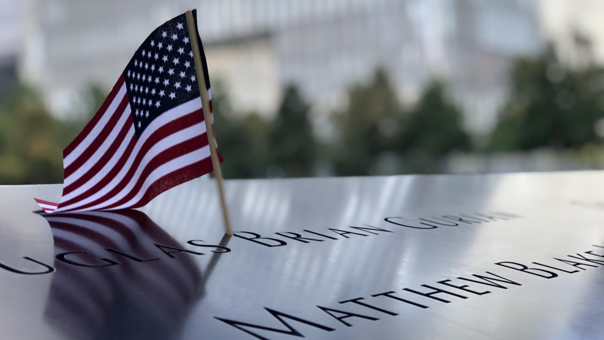 Un drapeau américain est inséré dans le nom d'une victime des attentats du 11 septembre 2001.
