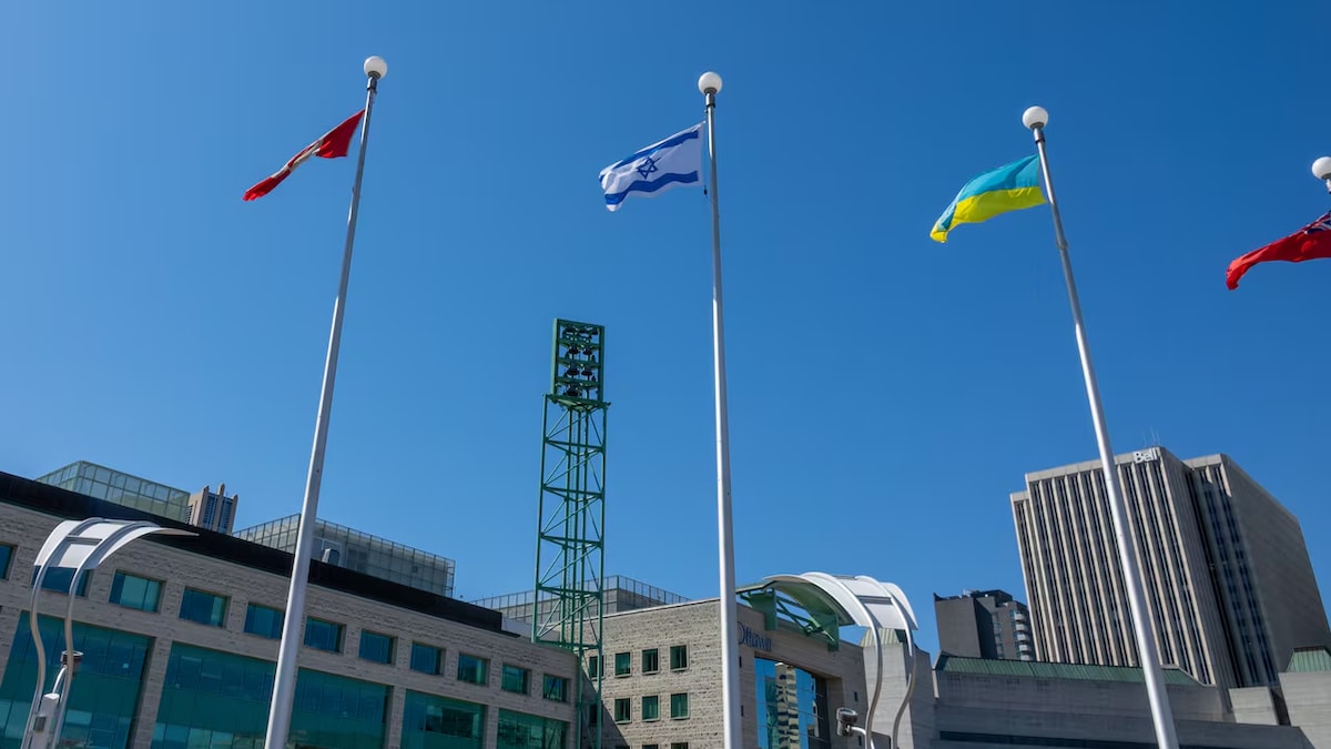Des drapeaux flottant à l'hôtel de ville d'Ottawa.