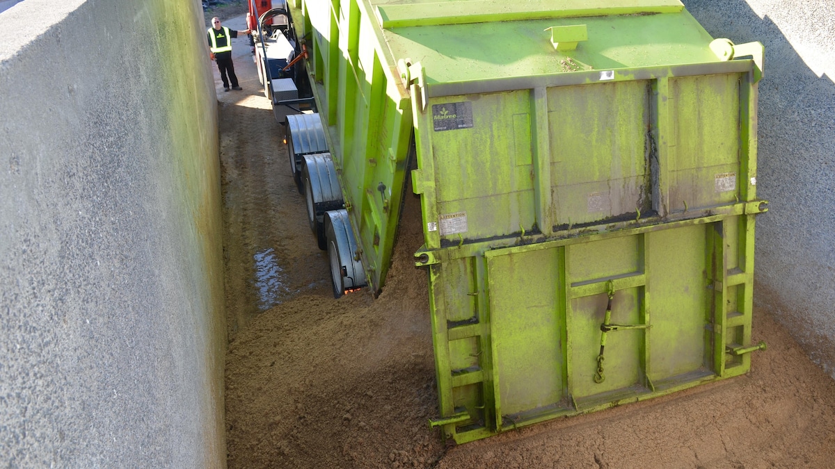 Un camion-remorque chargé de drêches brassicoles est déversé dans une ferme de Lanaudière.