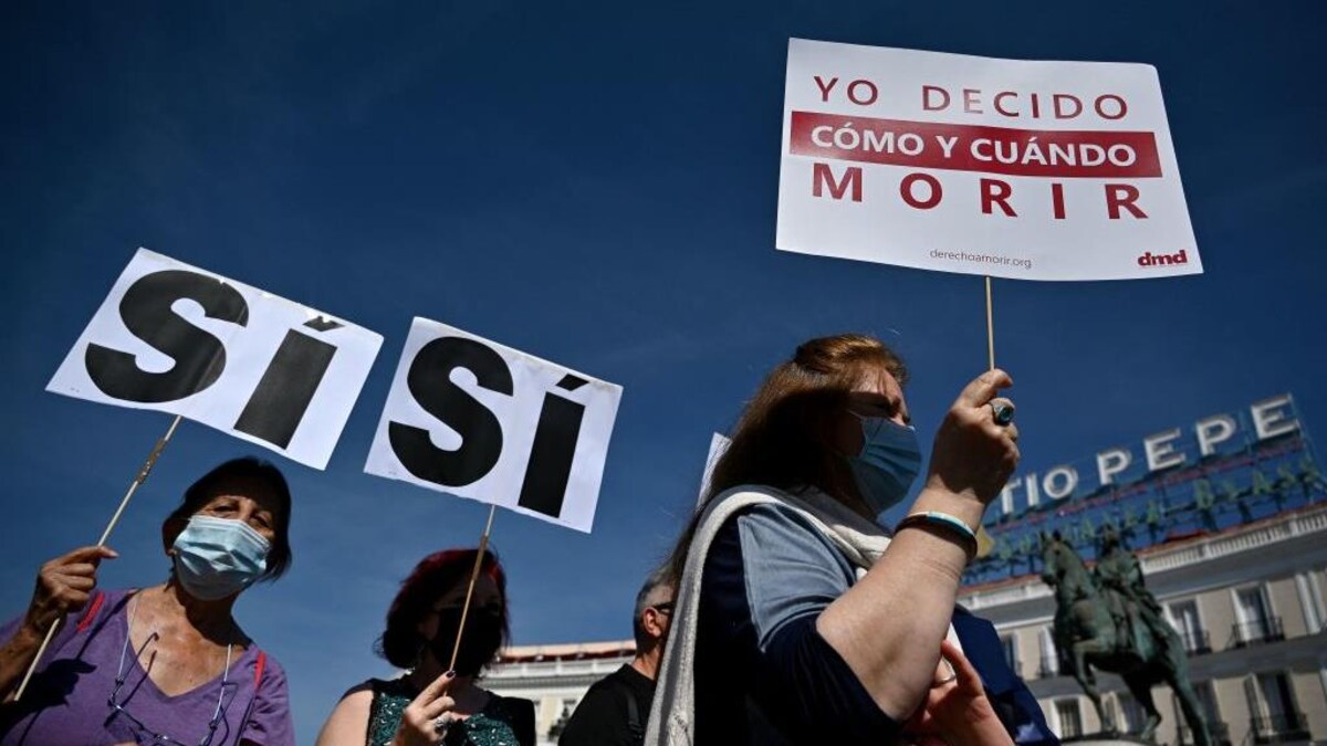 Des femmes portant un masque tiennent des pancartes. Sur l'une d'elles, on peut lire en espagnol : « Je décide comment et quand mourir ».