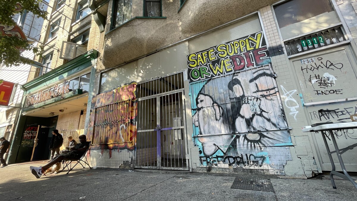 Une rue avec des graffitis à Vancouver.