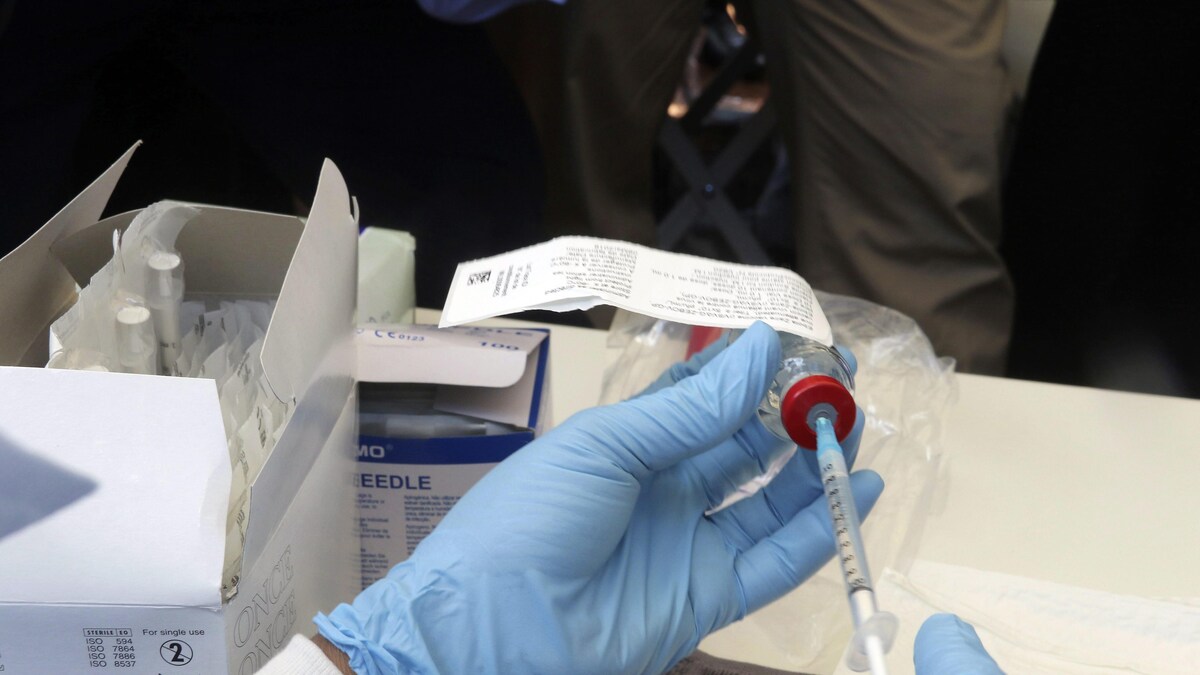 Un agent de santé prépare un vaccin contre Ebola pour l’administrer au personnel de santé lors d'une campagne de vaccination à Mbandaka au Congo.