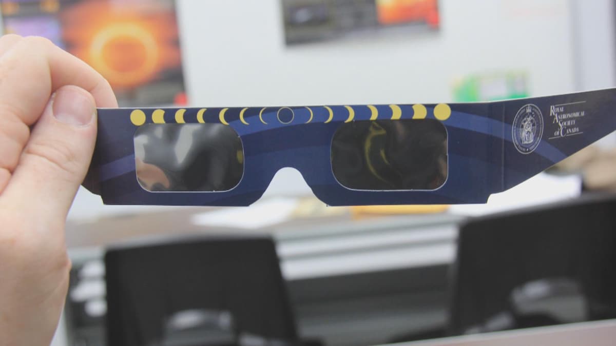 Une paire de lunettes protectrices en carton.