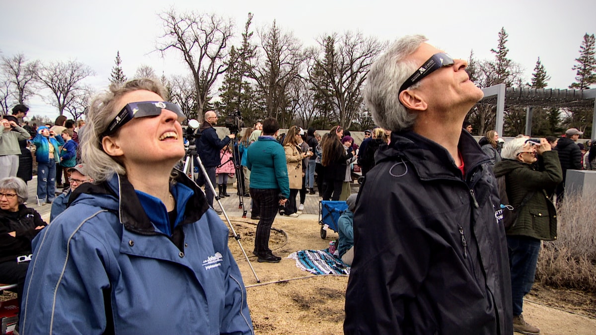 Deux personnes regardent l'éclipse 