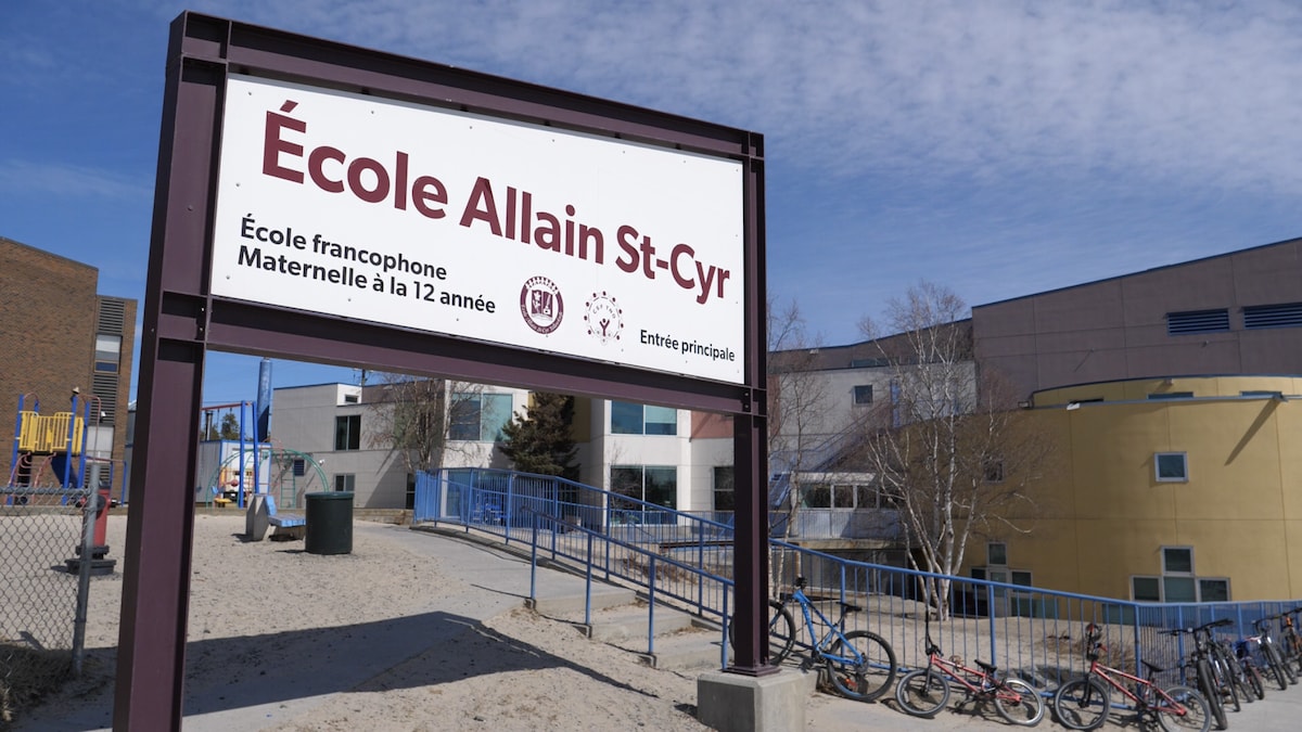 L'extérieur de l'école Allain St-Cyr, l'école francophone de Yellowknife.