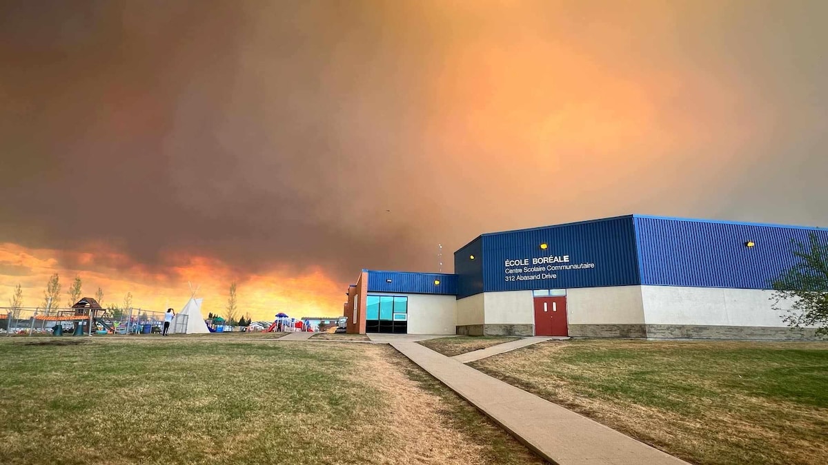Le ciel couvert de fumée au-dessus de l'École Boréaleé