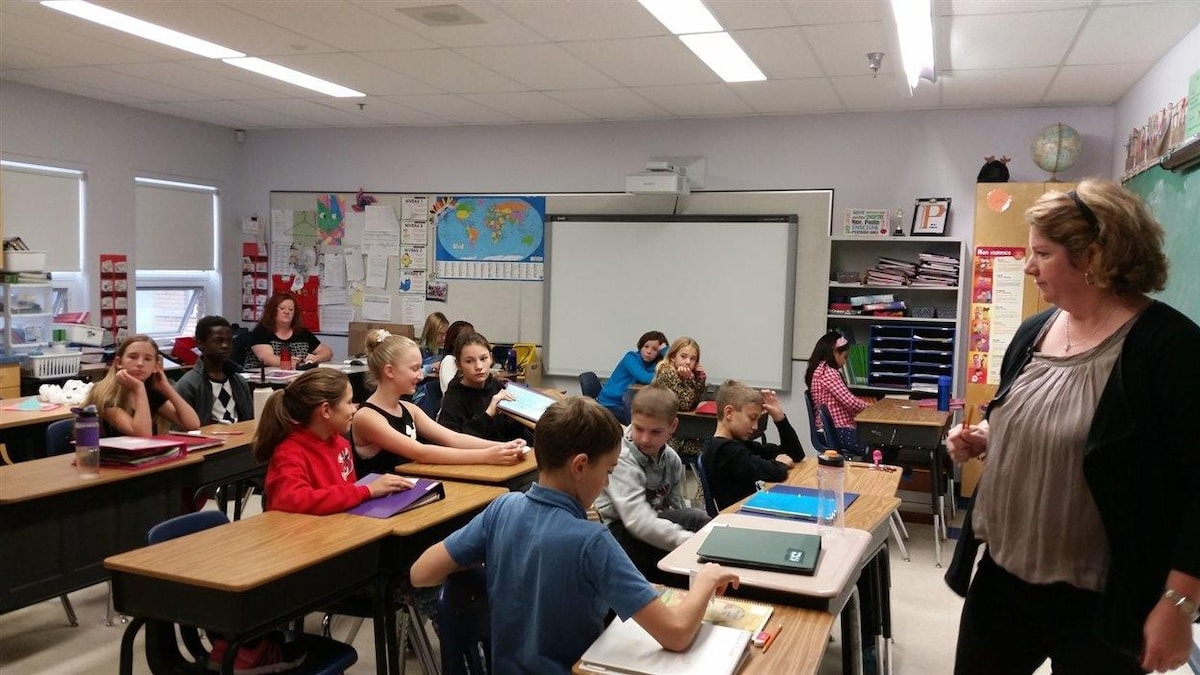 Des élèves dans une classe de l'École Ducharme à Moose Jaw, en Saskatchewan.