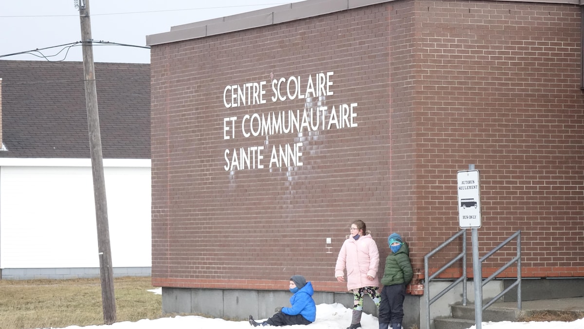 Des élèves devant l'École Sainte-Anne.