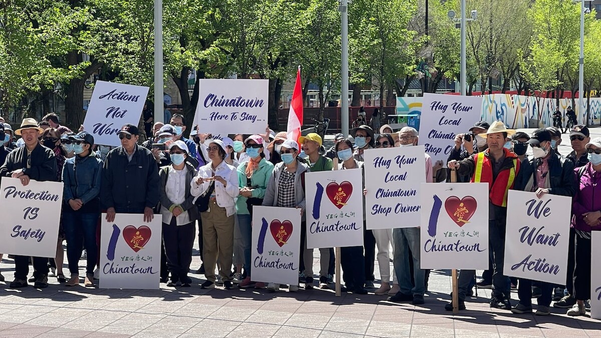 Des dizaines de manifestants brandissant des pancartes demandent un renfort de la sécurité dans le quartier chinois d'Edmonton.