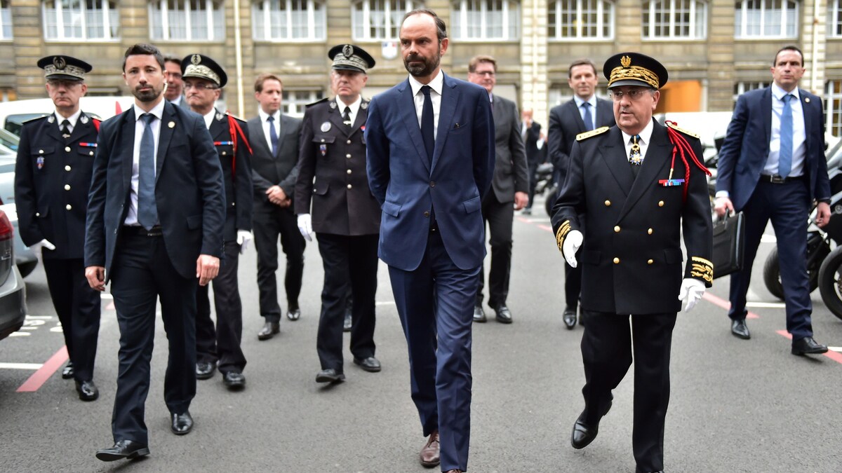 Le nouveau premier ministre français Edouard Philippe (centre) lors de sa première visite officielle à la préfecture de police de Paris
