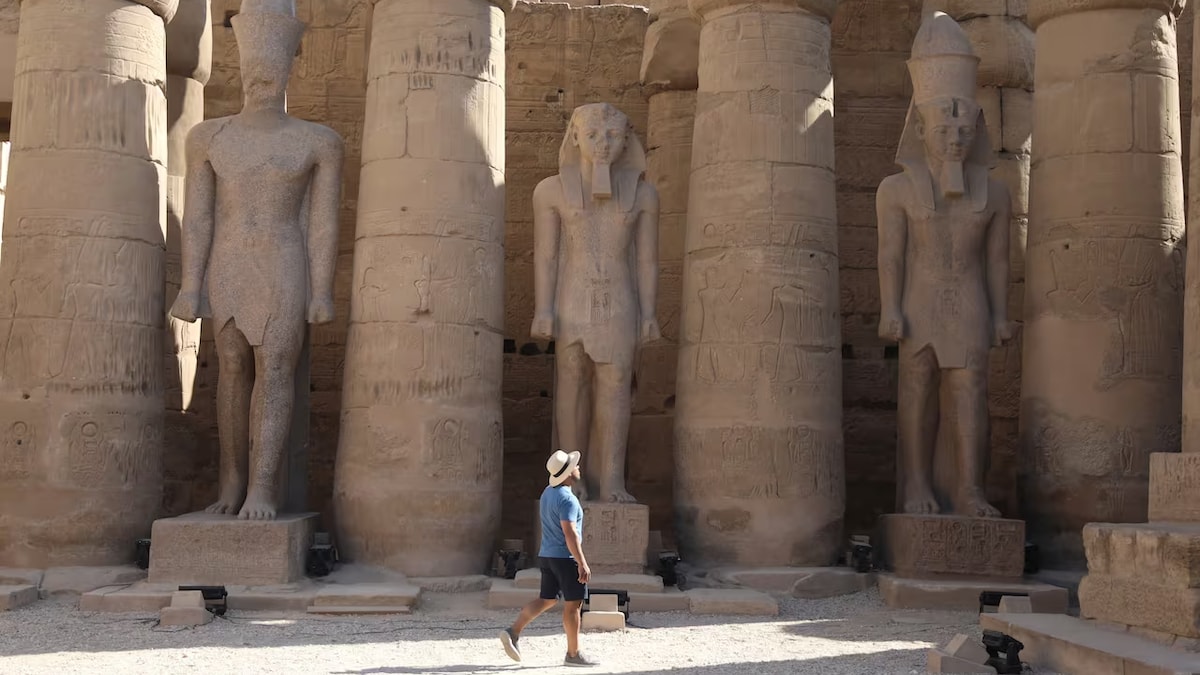 Un touriste devant le temple d'Amon en Égypte.