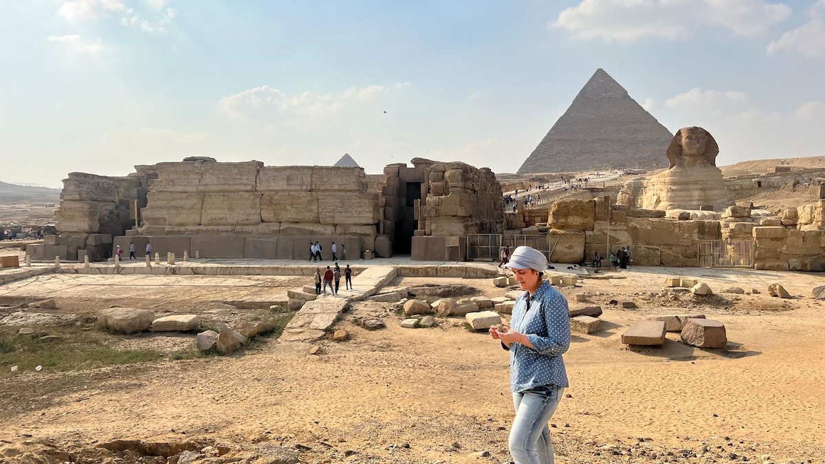 Eman Ghoneim devant les pyramides de Gizeh.
