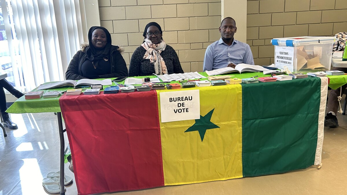 Un drapeau sénégalais sur une table dans un bureau de vote. 