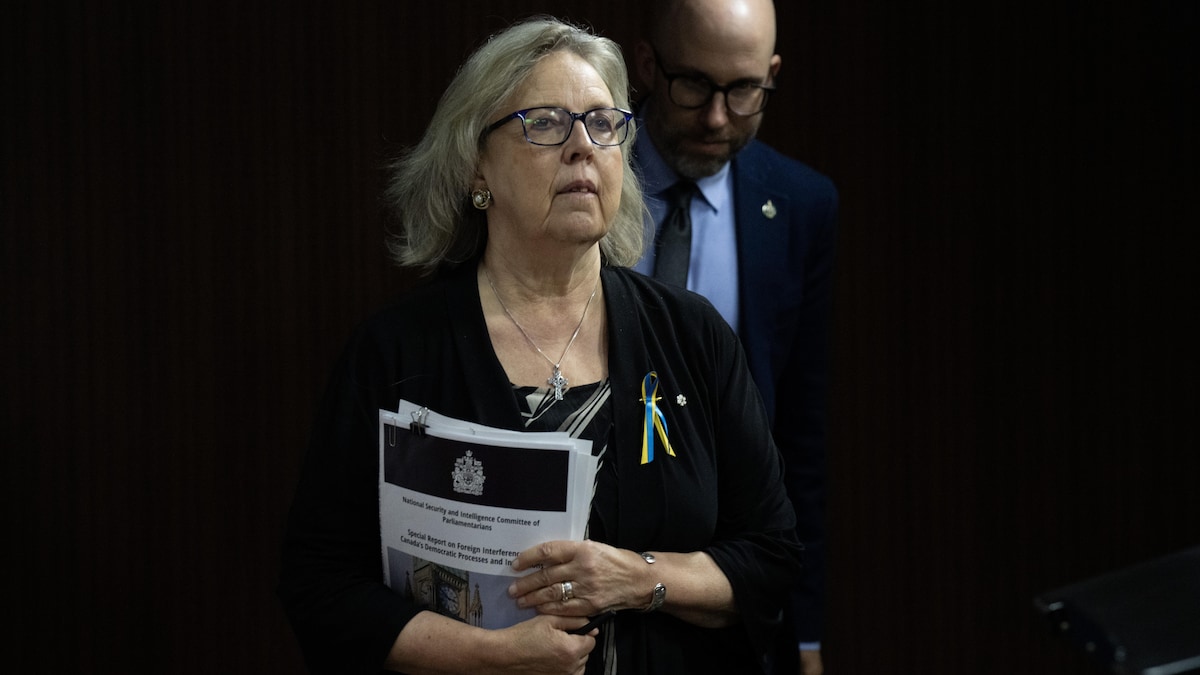 La cheffe du Parti vert du Canada, Elizabeth May, tenant une copie caviardée du rapport du Comité des parlementaires sur la sécurité nationale et le renseignement (CPSNR).