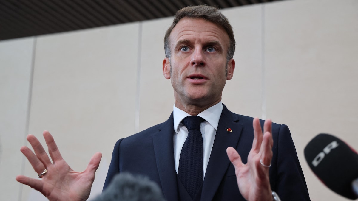 Emmanuel Macron s'adresse aux journalistes.
