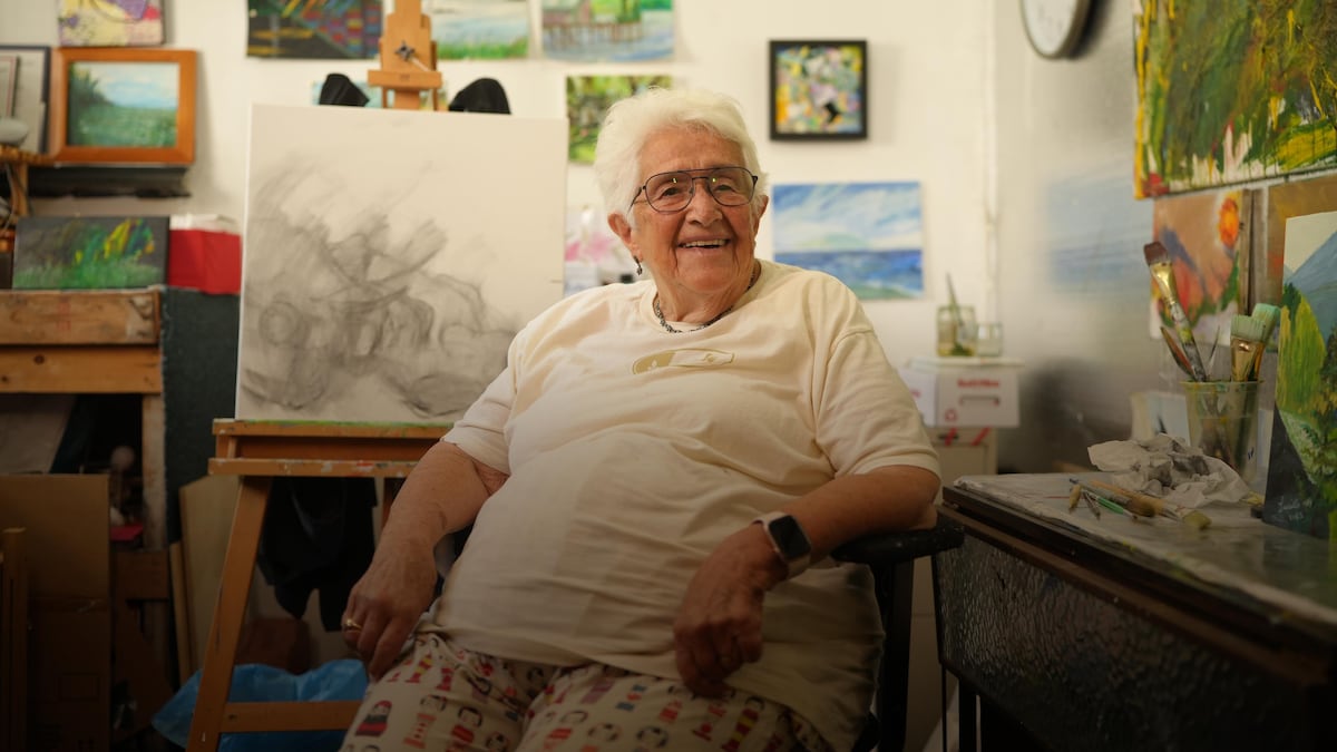 Lucille Proulx est assise dans son atelier, devant son chevalet avec une œuvre en cours, à Victoria, en Colombie-Britannique.