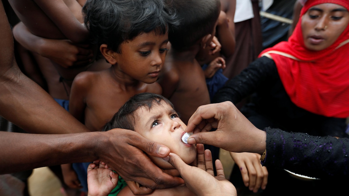  Un enfant réfugié Rohingya reçoit un vaccin oral contre le choléra, distribué par l'OMS avec l'aide de volontaires et d'ONG locales, dans un camp de réfugiés près de Cox's Bazar au Bangladesh.
