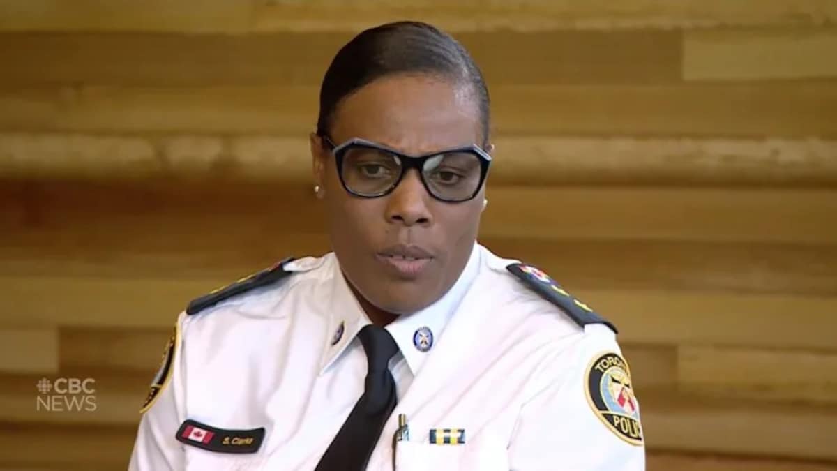Une femme noire en uniforme de police.