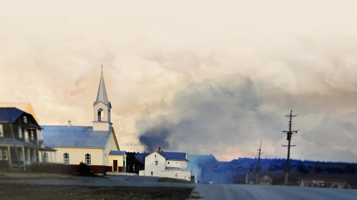Une église et des bâtiments en bord de route avec de la fumée en arrière-fond. 