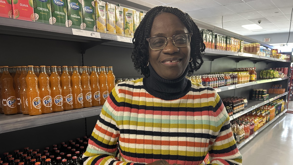 Une personne dans une épicerie. 