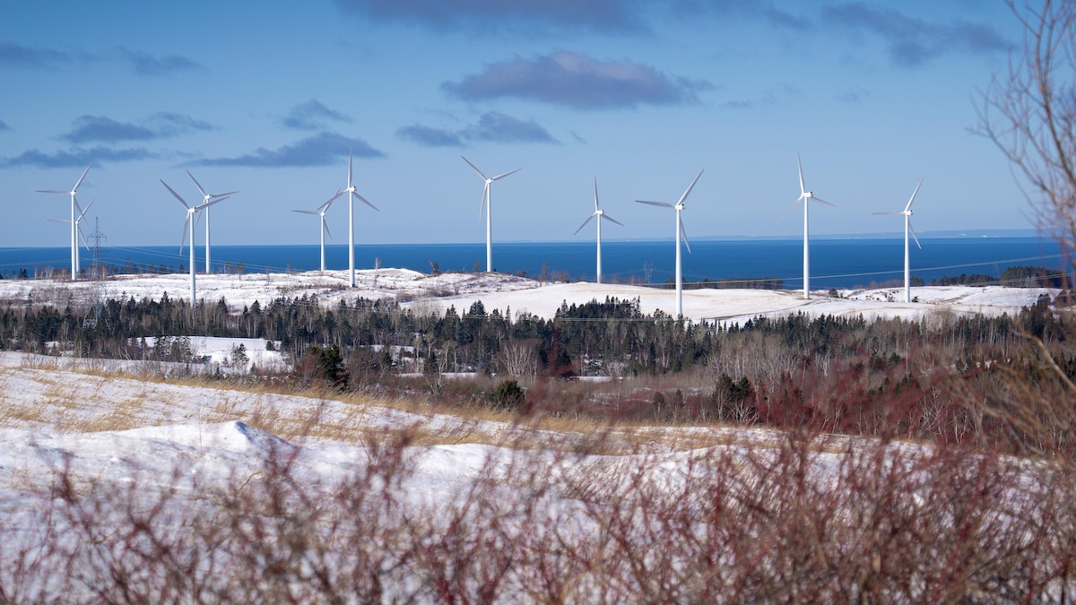 Des éoliennes dans un paysage hivernal, le long du fleuve Saint-Laurent.