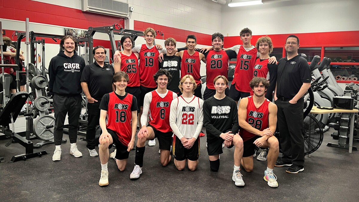 Des joueurs volleyball et leurs entraîneurs le 2 décembre 2023 à Île-des-Chênes au Manitoba. 