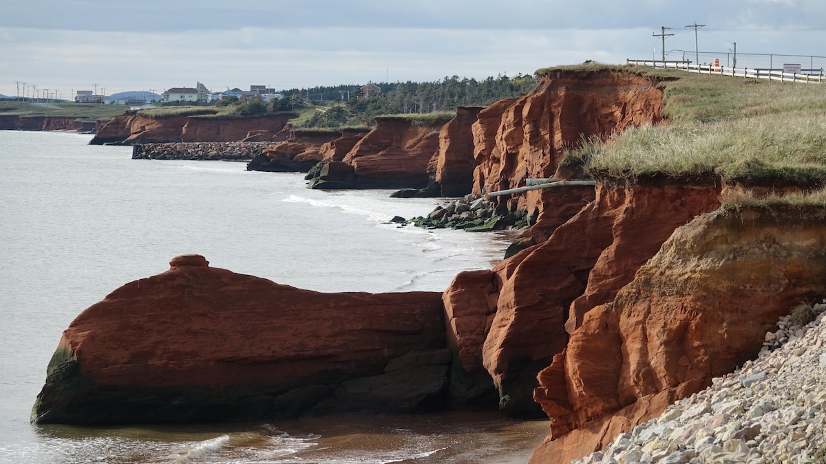 Falaises de grès rouge usées par l'érosion.