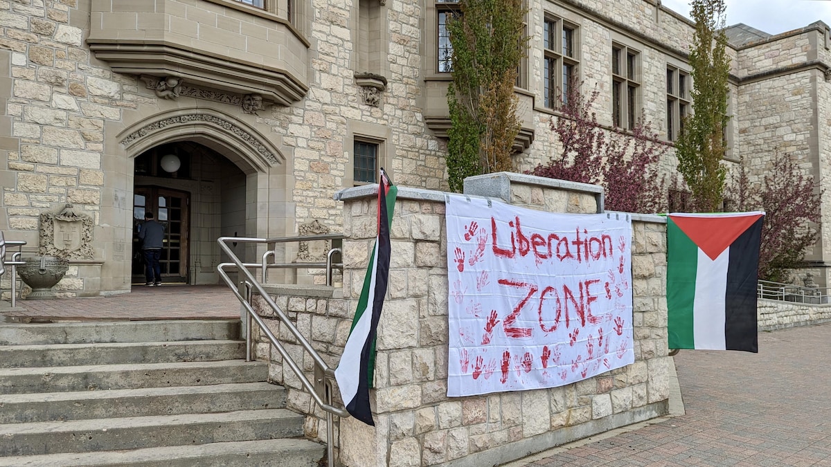 Une banderole en soutien aux Palestiniens est affichée au campus de Saskatoon de l'Université de la Saskatchewan, le 17 mai 2024.