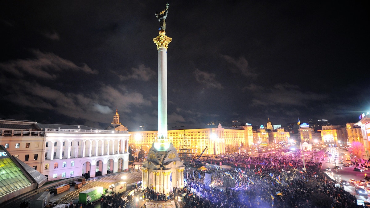 Des partisans de l'opposition participent à un rassemblement du mouvement pro-européen sur la place de l'Indépendance, au centre de Kiev, le 29 novembre 2013.
