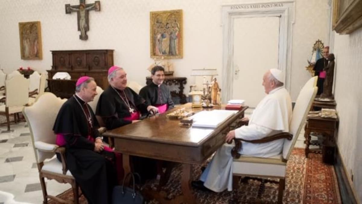 Des évêques canadiens s'entretiennent avec le pape François lors d'une rencontre privée au Vatican.