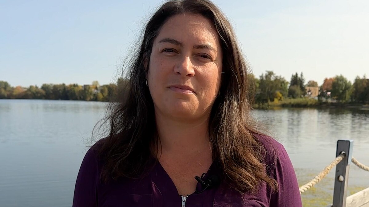 Une journaliste de Radio-Canada devant un lac